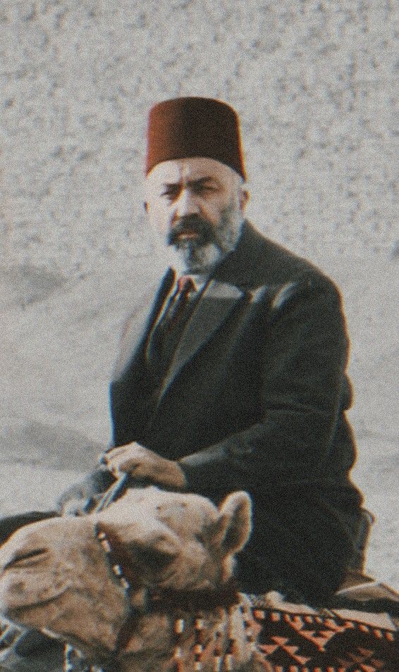 Mehmet Âkif Ersoy, Mısır çölünde deve üzerinde
